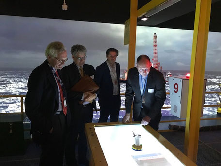 Arnold Groot (rechts) samen met andere deelnemers aan het KVGN symposium in het Maritiem Museum in Rotterdam