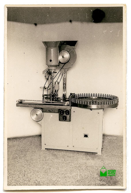 Macchina metti dischetto automatica prodotta negli anni '50/'60 da Giuseppe Desirò Srl.
