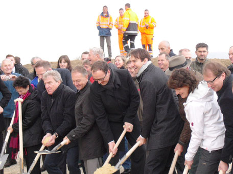 Foto: Spatenstich zum weiteren Ausbau der B 33 bei Allensbach mit Bundesverkehrsminister Alexander Dobrindt (rechts).