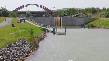 Die Kanuparkschleuse gleicht die vier Meter Höhenunterschied zwischen Markkleeberger und Störmthaler See aus.