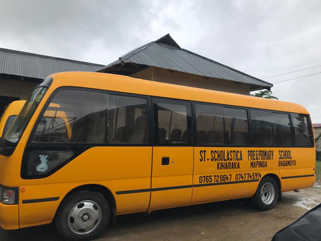 Ein gelber Schulbus in Afrika.