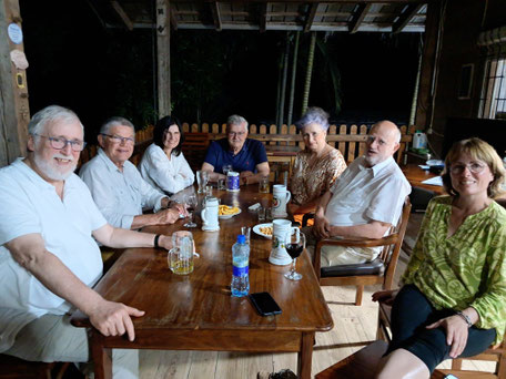 Von links Pater Helmut, Bernhard, Mareen, ich, Sigrid und Tilman und Renate an einem Holztisch