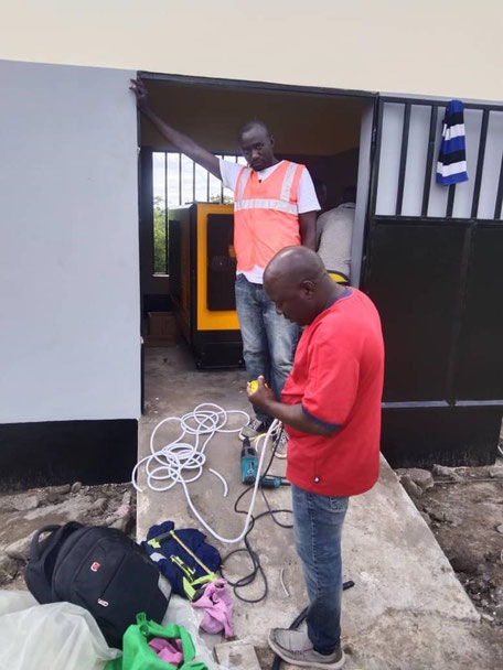 Handwerker in Kilimahewa auf einer Baustelle.