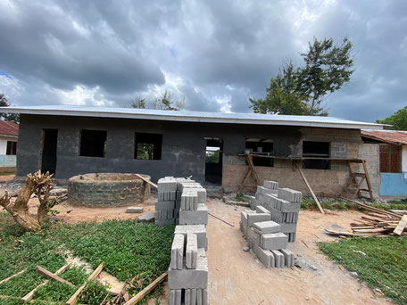 In Mkenge renovieren wir eine Grundschule mit acht Schulgebäuden. Die Arbeiten gehen gut voran und Kinder und Lehrer sind glücklich. 