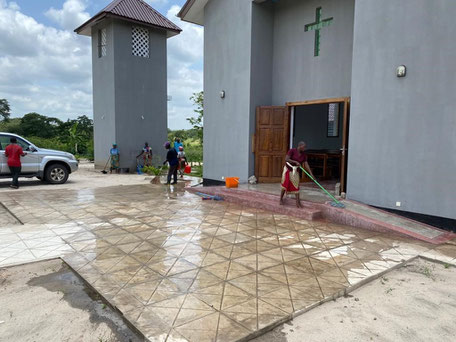 Arbeiter putzen die neue Kirche in Kisegese.