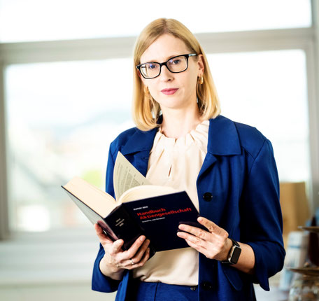 Öffentliche Notarin Mag. Katharina Haiden-Fill, MBL mit Buch