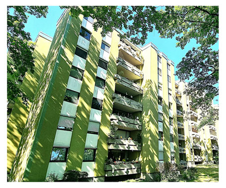 Ein grünes Mehrfamilienhaus mit 7 Stockwerken mit einer 3-Zimmer Wohnung. Die Wohnung befindet sich in Fürth und wird durch Kollmer IMMOBILIEN verkauft. Es ist ein Immobilienangebot.