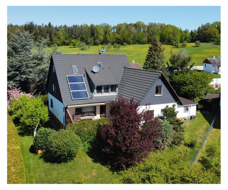 Ein Haus umgeben von schöner Natur. Dieses Haus steht in Schwarzenbruck und wird durch Kollmer IMMOBILIEN verkauft. Es ist ein Immobilienangebot.