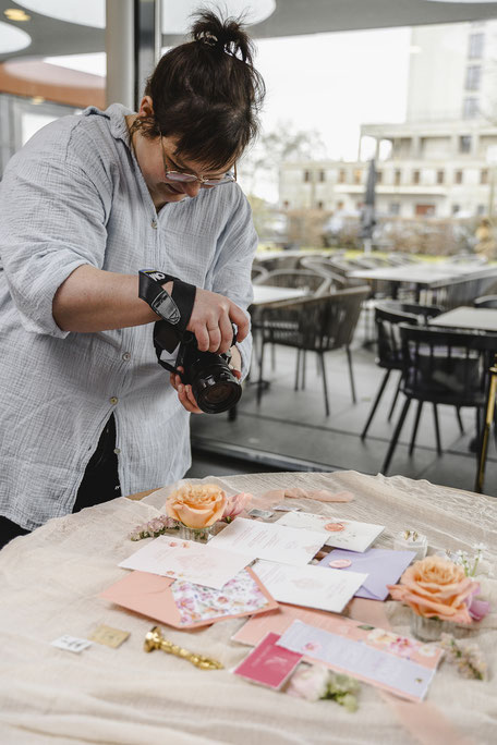 Eileen Camin beim fotografieren der Hochzeitspapeterie Fleur De La Mer im Laarnis Jadegourmets in Wilhelmshaven