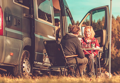 Klappbare Campingstühle auf Wiese 2026