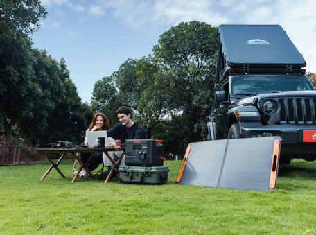 Zwei Menschen vor Camper mit Jackery Powerstation 2026