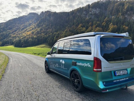 Mercedes Marco Polo von roadsurfer in den Bergen 2025