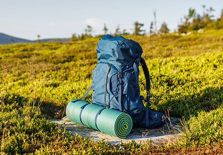 Isomatte an Rucksack auf Grashügel 2026