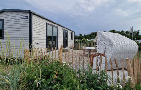 Strandbungalow an der Ostsee mit Strandkorb auf der Terrasse 2025