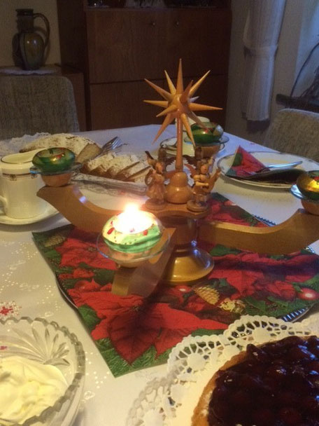 Schöne, gemütliche Runde am 1. Advent mit Onkels, Tanten, Cousinen. Die zweite Kerze zünde ich dann bereits in Südafrika an.