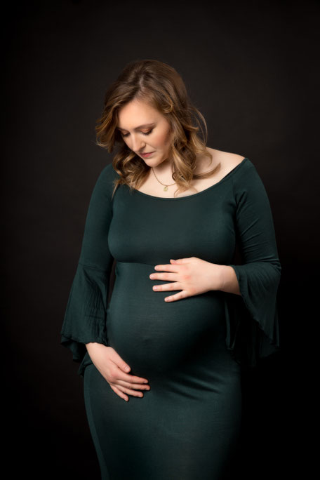 Babybauchfotos Dresden, Schwangerschaftsfotos Dresden, Fotograf Dresden, Fotostudio Dresden, Babyfotos Dresden, Fotoshooting mit Babybauch in Dresden, Babybauch Shootingkleid Dresden