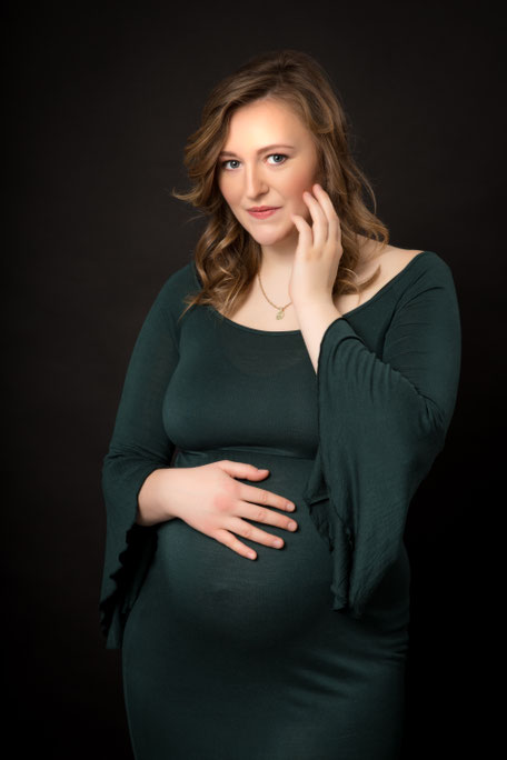 Babybauchfotos Dresden, Schwangerschaftsfotos Dresden, Fotograf Dresden, Fotostudio Dresden, Babyfotos Dresden, Fotoshooting mit Babybauch in Dresden, Babybauch Shootingkleid Dresden