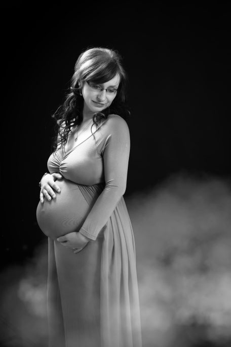 Babybauchfotos in Dresden, Fotograf Dresden, Fotostudio Dresden, Familienfotos Dresden, Babyfotos Dresden, Schwangerschaftsfotos Dresden, Fotografin in Dresden mit Fotostudio, Babybauchshooting, Babybauch Shootingkleider Dresden