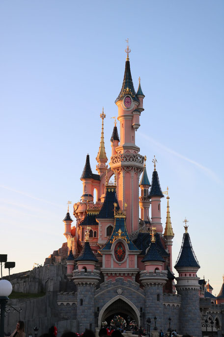 sonnenaufgang im disneyland paris
