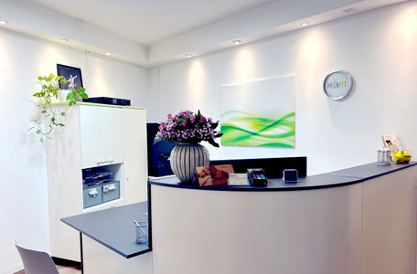 Empfangsbereich mit Theke bei Medifit im Roonhof in Bad Salzuflen