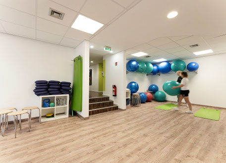 Krankengymnastische Übung zur Stärkung des Rückens im Trainingsraum bei Medifit im Roonhof in Bad Salzuflen