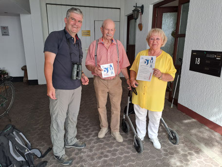Foto: Michael Schmolz überreicht die Schwalbenplakette an Ehepaar Koch