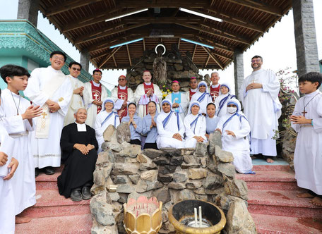 Les évêques de la CELAC avec les prêtres, le diacre, les religieuses et religieux ayant participé à la messe.