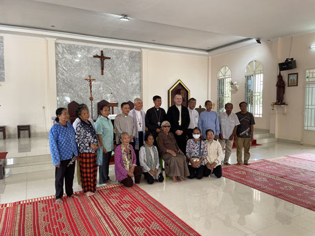 Les évêques de la CELAC à Po Thom avec les proches de Mgr Pierre Suon Hangly.