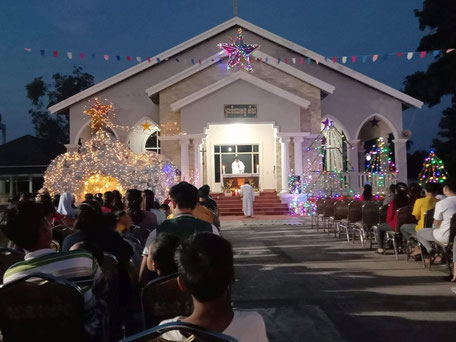 À Po Thom, on célèbre en extérieur, car l'église est trop petite pour accueillir tout le monde.
