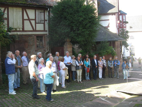 Museumsleiter Neubert bei seiner Einführung zur Geschichte und Konzeption des Stadtmuseums Miltenberg im Schnatterloch