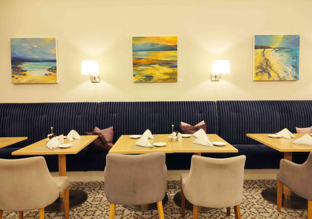 Astrid Krömer Malerei, Acryl auf Leinwand, 2025, 80x80 cm im Steigenberger Grandhotel Heringsdorf