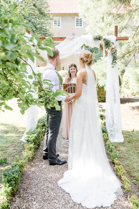 Die Freie Trauung in Osnabrück, holt Euch Hochzeitsinspirationen für die Hochzeitsplanung auf www.philosophylove.de Freie Trauungen und Hochzeitsreden in Osnabrück, Hamburg und Düsseldorf