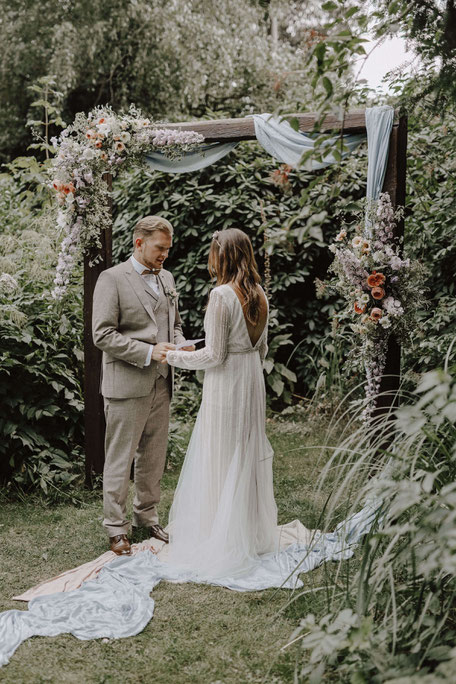 Die Freie Trauung in Osnabrück, holt Euch Hochzeitsinspirationen für die Hochzeitsplanung auf www.philosophylove.de Freie Trauungen und Hochzeitsreden in Osnabrück, Hamburg und Düsseldorf, Haus Brink