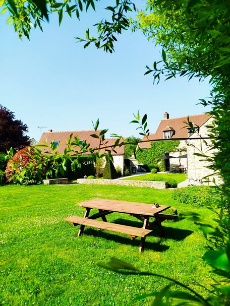 Profitez de notre table pique nique dans le jardin et de ses airs de jeux