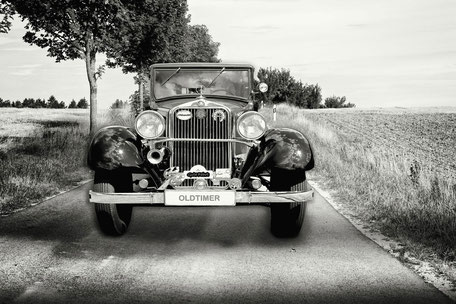 eine-kleine-landpartie-oldtimer-composing-black-and-white