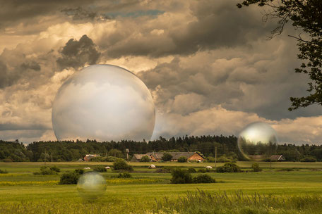 bauernhaeuser-in-der-masurischen-landschaft-kugen-magic-balls