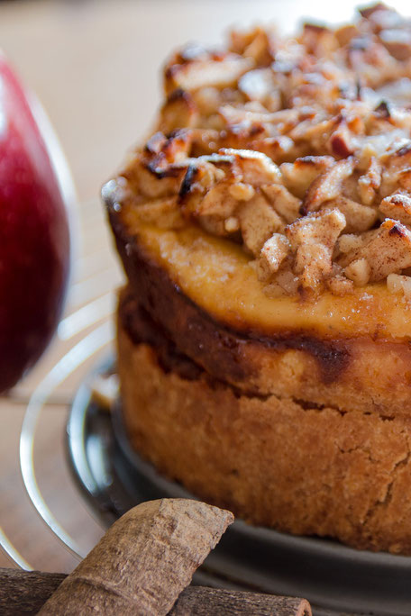 Kleiner Apfel-Käse-Kuchen mit Zimtstange hochkant