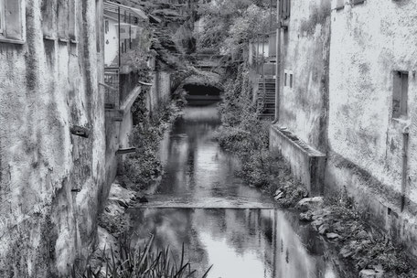 kanal-zwischen-den-haeusern-im-nahetal-black-and-white