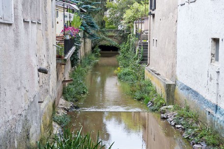 kanal-zwischen-den-haeusern-im-nahetal