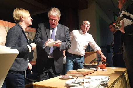 Journalist und Radiokoch Helmut Gote mit Dieter Hütte auf der Bühne beim Tourismustag 2017 in Templin