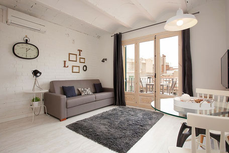 El projecte converteix un antic despatx en un apartament diàfan i lluminós d'una habitació, un bany i una sala menjador, que incorpora una cuina acabada amb fusta natural que juntament amb el mobiliari escollit aporta calidesa a l'espai. 