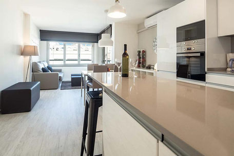 El projecte reconverteix un apartament amb una distribució convencional i molt compartimentada en un espai obert i lluminós, on la combinació dels tons clars ajuden a fer arribar la llum natural a tots els racons. 