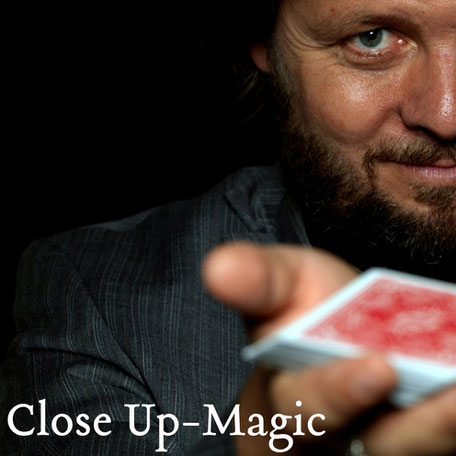 The close up magic of Christian Knudsen, magician from Hamburg