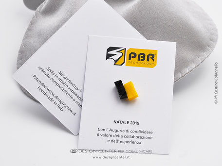 Spilla da giacca in mosaico a 2 colori nero e giallo che riprende i colori del logo PBR
