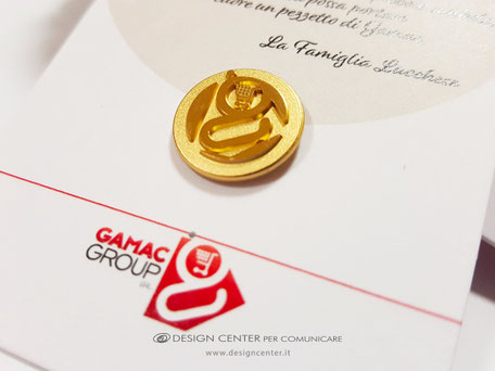 Spilla tonda in argento dorato ad altrorilievo con logo Gamac Group