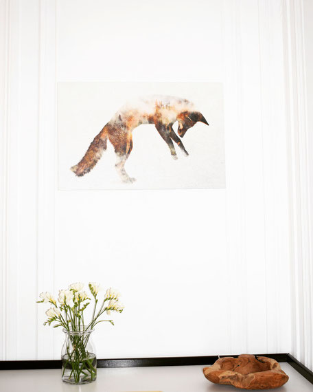 Dekoration im Wartezimmer. Zu sehen ist ein Bild von einem Fuchs, eine Holzschale und ein Strauß Blumen.