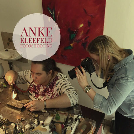 Fotoshooting Anke Kleefeld bei der Herstellung von Manschettenknöpfen