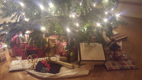 Bild: Weihnachtsbaum mit Geschenk von Morent Exclusive Accessoires Berlin