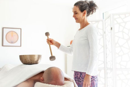 Klangmassage, Faszien-Klangmassage, Klangbehandlungen, Klang- und Gongreisen bei Praxis Simone Scheuner in Biberstein (bei Aarau)