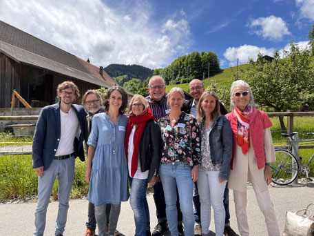 Persönliches Treffen der Co-Autor:innen Buch "Neurosensitivität – Die Reise ins Ich" beim Neurofestival in Zweisimmen. Ein berührender Moment voller Verbindung und Wertschätzung. Auf dem Foto: Dr. Patrice Wyrsch, Simone Scheuner,...